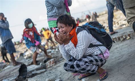 how do tsunamis affect people.
